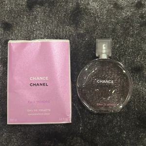 Chanel Chance Eau Tendre 100ml - Chanel Chance Eau Tendre Eau de Toilette, 100 ml. En ikonisk parfym från Chanel med stilren design och lyxig känsla. Perfekt för dig som vill ha något klassiskt och trendigt i din samling.