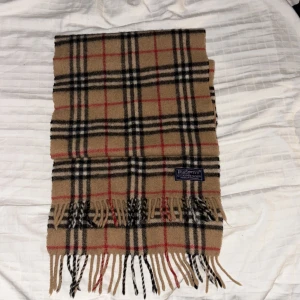 Burberry halsduk - Burberry halsduk, beige. Den är gjord av 50% cashmere och 50% ull. Top skick. Tveka inte med frågor!