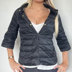 Svart Herno liknande jacka!  - FÖLJ FÖR LIKNANDE🩷 svart trekvartsärmad herno liknande jacka i äkta dun som är mycket lik originalet! Perfekt i höst och vinter då den är varm! Storlek XS i perfekt skick. Fina guld detaljer! Tryck köp nu! TK-0065