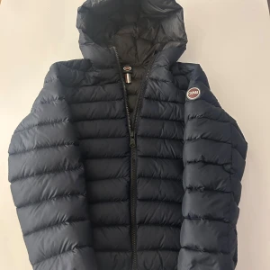 Colmar jacka - Säljer denna riktigt snygga colmar jackan i storlek 46, perfekt nu till vintern. Den är i väldigt bra skick, inga defekter. Den är köpt på Colmars officiella hemsida. Nypris på denna ligger runt 5000 och jag säljer för endast 1800. Hör av vid frågor🙌