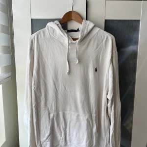 Polo Ralph Lauren hoodie/ Luvtröja / tröja storlek XL vit färg - Jätte fin hoodie / sweatshirt Polo Ralph Lauren Storlek XL Hoodien är i jättebra skick, endast lite skrynklig  Vit färg med mörkblå logga Skicka meddelande vid några funderingar Kolla gärna även in mina andra annonser
