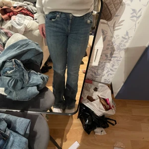 Blå bootcut jeans från Zara - Snygga blå jeans från Zara med klassisk bootcut-passform. Jeansen har en mid midja och är tillverkade i slitstarkt denimtyg. 