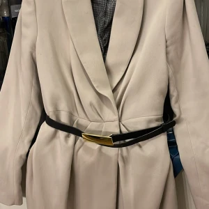 Kappa beige med skärp  - Säljer en beige kappa med skärp i strl 40 