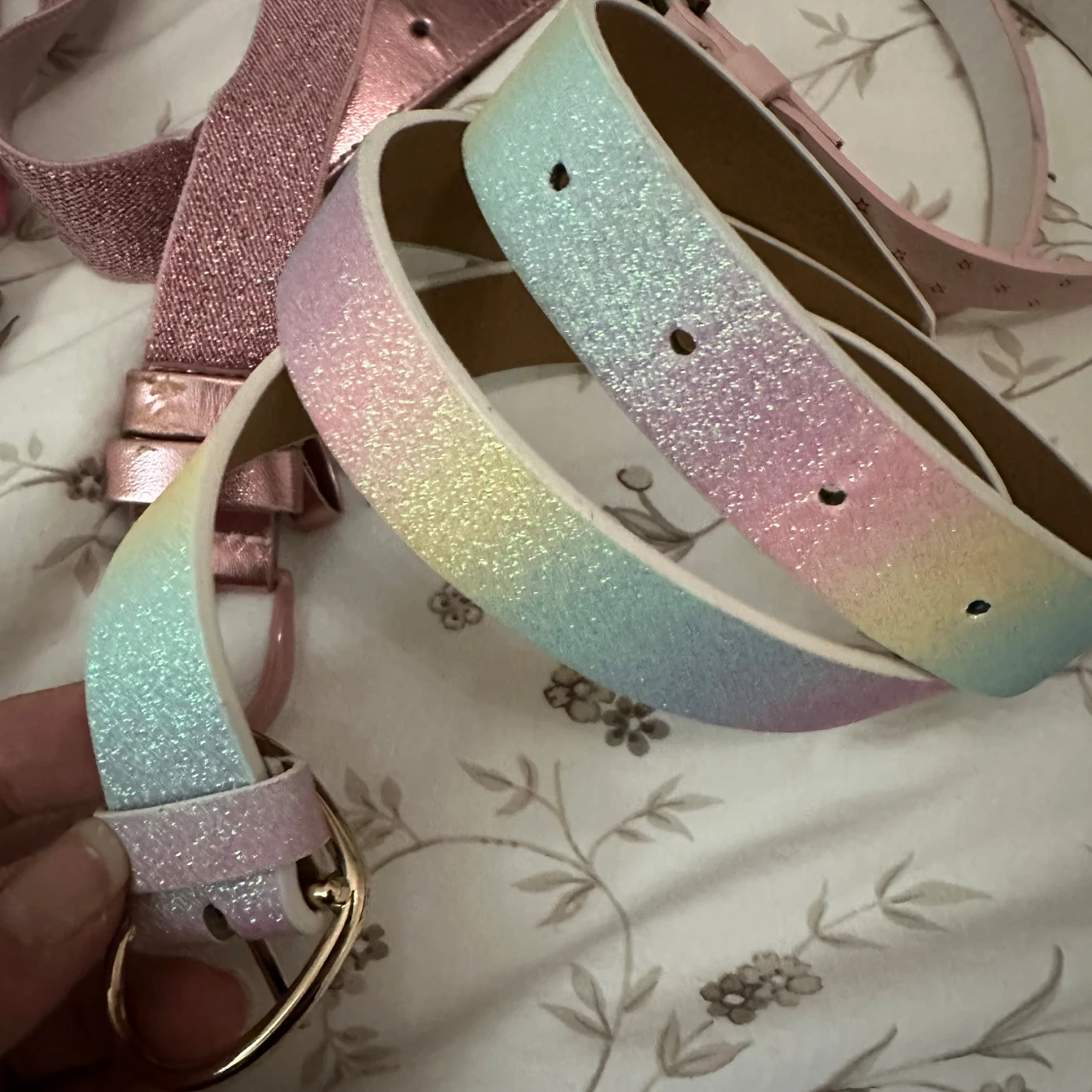 Glittrigt pastellfärgat bälte