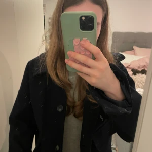 Marinblå kappa från design by si!! - Säljer nu en jättefin kappa från design nu si!! Den är i jättefina skick och i storlek Xs/s❤️köpt för ca 700 men säljer för 250❤️Men pris kan diskuteras!!!!
