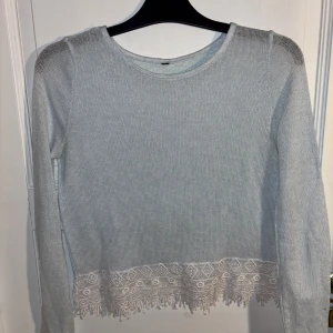 Blå stickad tröja  - • Det tunt material  • Vita detaljer