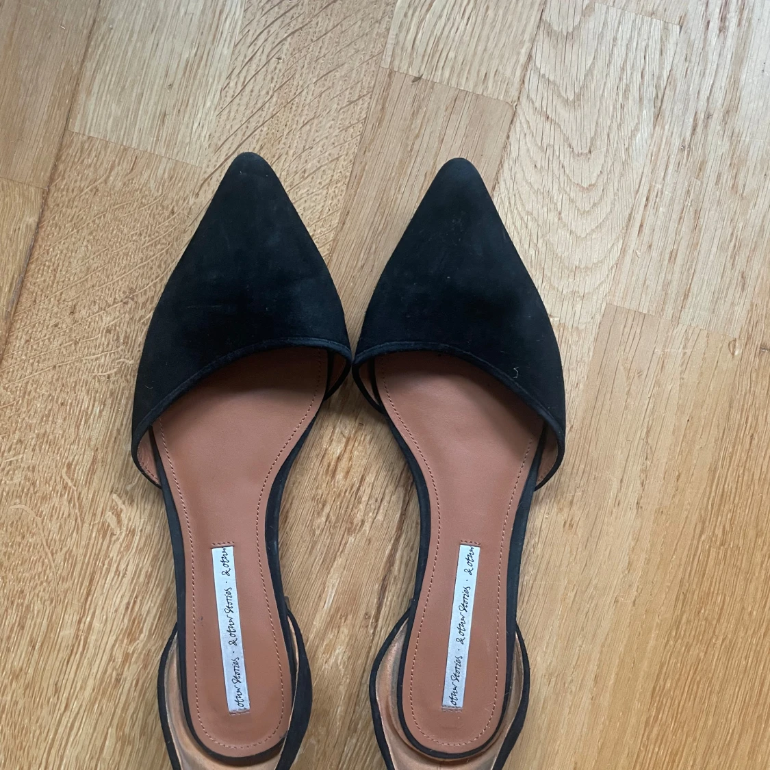 Svarta ballerinaskor med spetsig tå