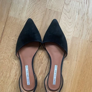 Svarta ballerinaskor med spetsig tå - Jättefina ballerinaskor som jag beställde från sellpy men som tyvärr var för stora! Jag har alltid storlek 38 så skulle säga att dessa passar någon med 38.5-39 i skostorlek 😁