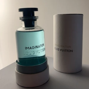 Louis Vuitton Imagination parfym 100ML - Riktigt sällsynt och fräsch parfym från LV. Perfekt för vardagligt bruk eller vid speciella tillfällen. Köpt i LVs flagship store i Las Vegas, för cirka 4000kr så det är bara äkta grejer🙌 Hör av er vid intresse eller eventuella frågor. Äkthetsbevis finns!🫱🏼‍🫲🏽