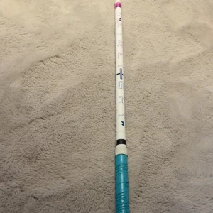 Airlight 92 cm utan knopp - Baserat på bilderna verkar detta vara en innebandyklubba av modellen Airlight. Den har ett vitt skaft med färgade detaljer och ett blått grepp. Produkten ser ut att vara i gott skick med endast mindre tecken på användning. Perfekt för dig som söker en lätt och smidig klubba för innebandyspel.