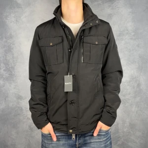 J. Lindeberg Bailey Field Jacka - Skick: 9/10, som ny. | Ingår: Jackan. | Nypris: +- 3000 SEK. | Modellen är 176 centimeter lång och väger cirka 70 kg.