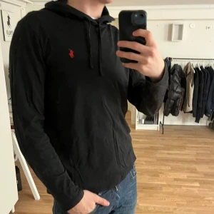 Ralph Lauren Hoodie - Hejsan! Säljer en snygg Ralph Lauren tunn hoodie. Färgen svart. Mycket bra skick 8/10. Säljer för att den inte kommer till användning längre. Perfekt hela tiden😉 hör av dig vid funderingar🙌