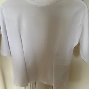 Topp - Såå söt figursydd T-shirt, aldrig andvänd och så snygg, inte genomskinlig! 