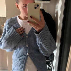 Blå stickad kofta  - Figursydd fin kofta. Aldrig använd.