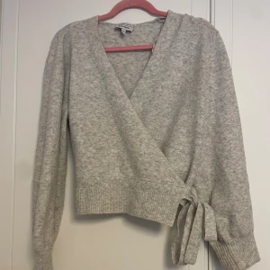 Omlottkofta - Grå omlottkofta ifrån & other stories. Lite nopprig men annars superfin! Storlek S💗