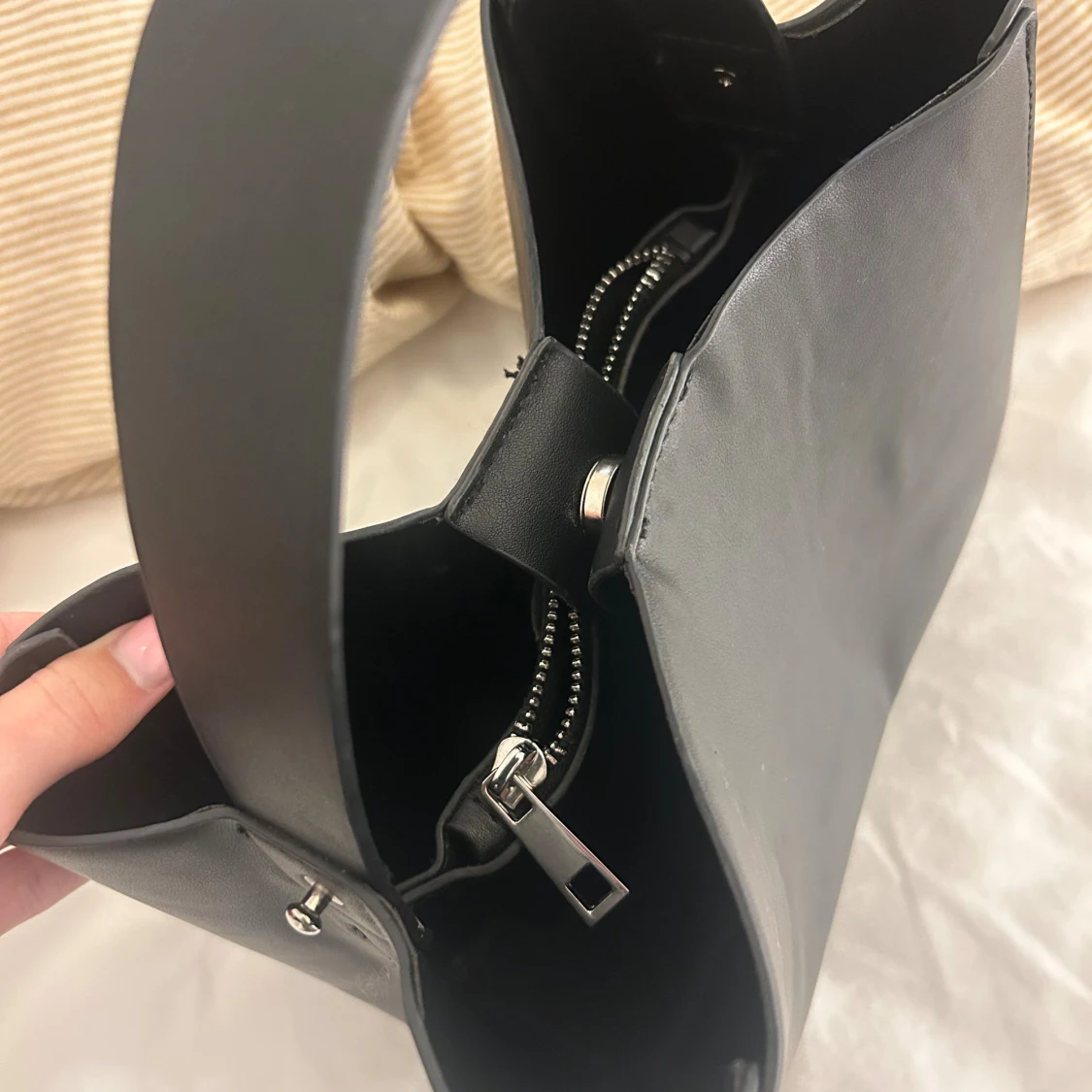 Svart handväska från Gina Tricot - 2