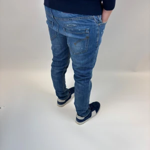 Dondup Jeans George  - Dondup Jeans George! Trendigaste jeansen på marknaden.  Skick= 9,5/10 Ny pris= 4000 kr Säljs för= 850 kr  (Modellen har original slitningar från fabrik vilket är väldigt eftertraktat och populärt)
