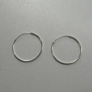 Tunna silverfärgade hoops örhängen - Säljer ett par klassiska tunna hoops i silverfärg. De är runda och minimalistiska, perfekta för dig som gillar enkel och stilren design. Passar till alla tillfällen och är lätta att matcha med andra smycken.
