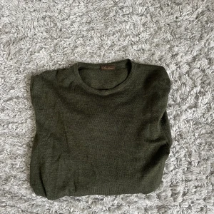 Mörkgrön stickad tröja från stenstöms  - Tja, säljer en snygg tröja från stenström. Storlek M men sitter mer som S och i toppen skick. Skriv till mig vid minsta fundering. Mvh Marius 😁