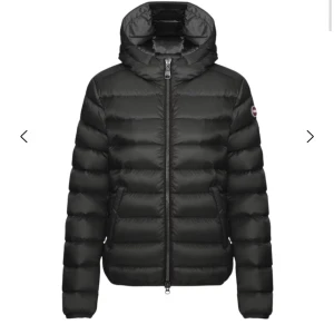 Svart Colmar dunjacka  - Snygg svart dunjacka från Colmar, står storlek 42 skulle säga att den passar en xs/s/36 ungefär. Den har en defekterad dragkedja, men går lätt att ta till nåt ställe o fixa, därav priset. Annars är skicket toppen. Skriv för frågor 