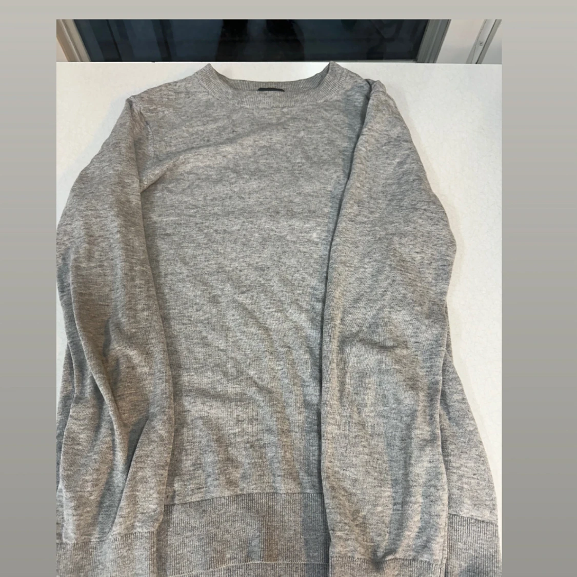 Grå tröja  - 1