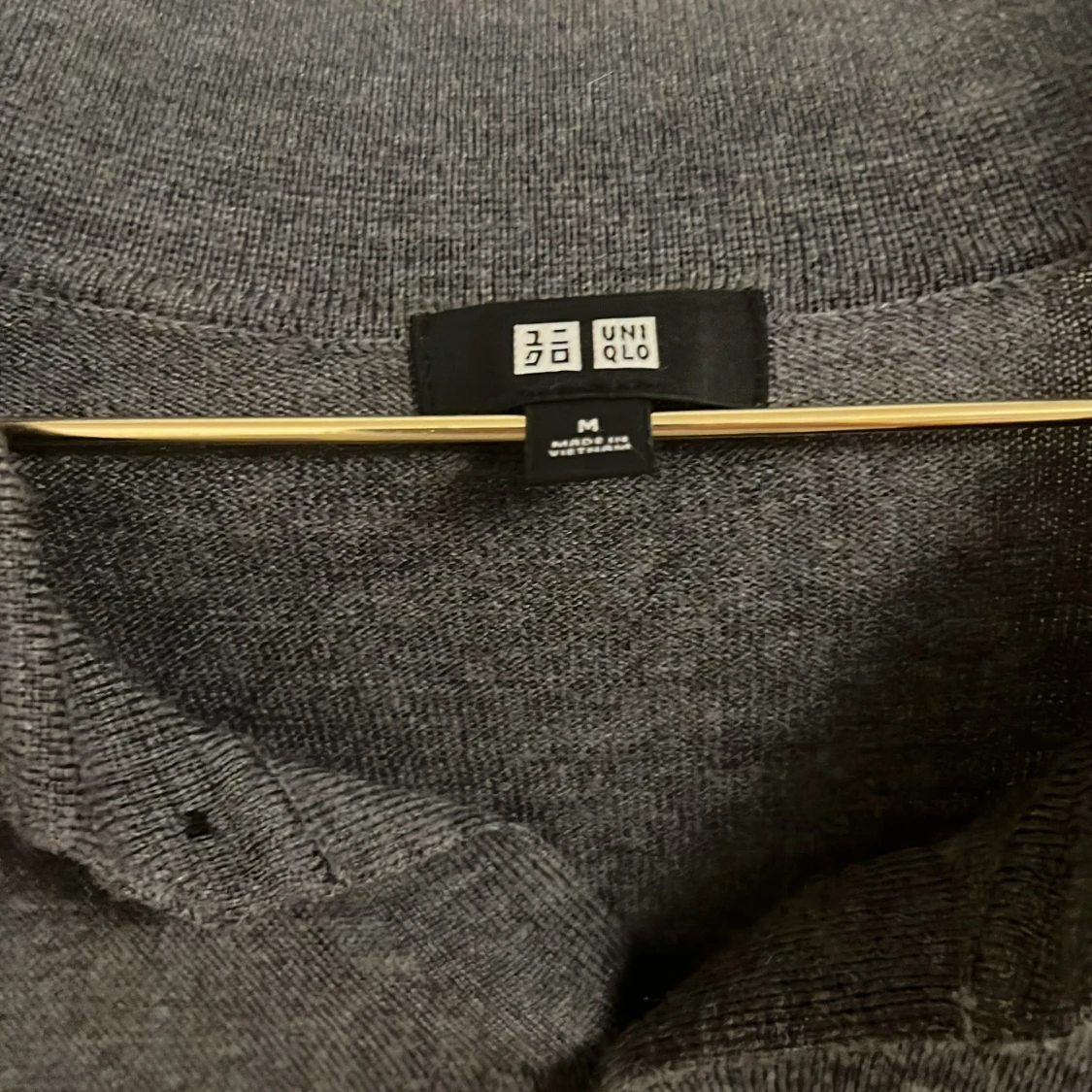 Mörkgrå pikétröja från Uniqlo - 2