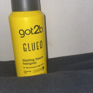 Got2b Glued blasting freeze spray - Got2b Glued blasting freeze hairspray i en cool gul flaska. Perfekt för att få håret att sitta på plats med extremt stark stadga. Passar dig som vill ha en riktigt hållbar look och gillar att styla håret med produkter som verkligen håller.