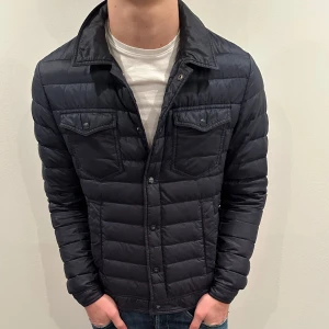 Herno jacka  - Tjena, säljer ni denna Herno jackan i storlek 48 som motsvarar M, perfekt nu i vår/sommar! Skicket är 8/10, några defekter och nypris cirka 7000kr. Vid minsta lilla fundering så är det bara att höra av sig 