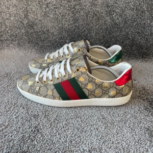 Gucci Skor  - ‼️VI TAR EJ BYTEN‼️Gucci “Ace” sneaker | Skick: 9/10 | Storlek 6,5 motsvarande 41 EU | ingår enbart skorna vid köp. | Fraktar inom 24H efter köp på köparens bekostnad 📦💨 | Hör av dig vid minsta fråga eller fundering 💭