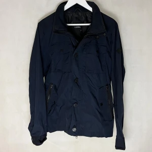 J Lindeberg field - Riktigt skön J Lindeberg field. Modellen är 185, storlek M. Riktigt fint skick.