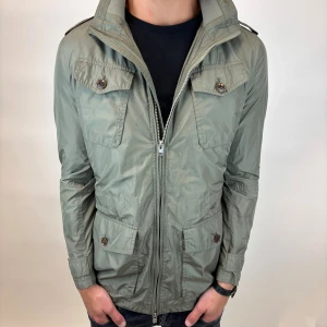 J.Lindeberg Jacka  - Hej! Säljer nu denna väldigt snygga och eftertraktade J.Lindeberg Fieldjacka!  Jackan är slutsåld överallt och går inte att få tag på… jackan är perfekt nu till hösten/vintern. Storlek M Skick 9/10  Ny pris: 6000 kr Säljs för: 1499 kr