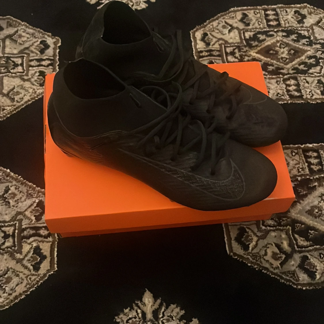 Svarta Nike fotbollsskor med snörning - 2