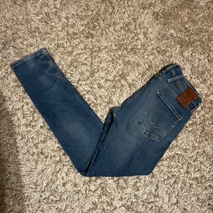 Replay anbass hyperflex slim fit herr w31  - Replay anbass hyperflex i slim passform. Mycket bra skick, inga märkvärdiga defekter. Storlek W31. Mjuka i materialet, postas  samma dag som köp eller dagen därpå🙌💯