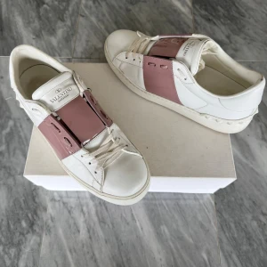 Valentino skor - Valentino Open - Skick: Använda fåtal gånger - Tillbehör: Valentino kort  - Nypris: 6000kr - TrendWardrobe