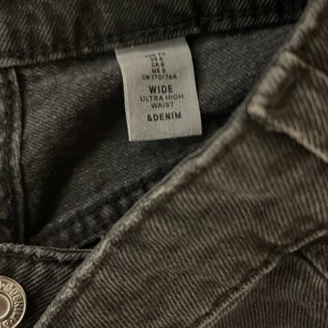 Svarta raka jeans med rå kant - 4