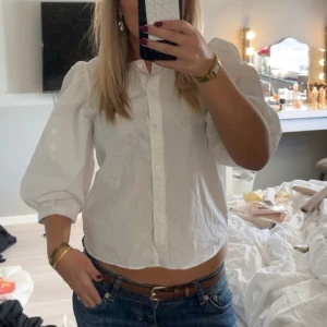 Vit blus  - Söt vit blus med puff ärmar💗