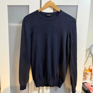 J.Lindeberg merinoull rund hals finstickad tröja - En jätte fin stickad tröja i merinoull Från J.Lindeberg Mörkblå/blå färg Storlek M Skicka meddelande vid några funderingar Kolla gärna även in mina andra annonser