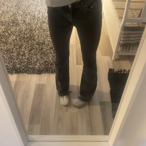 Svarta bootcut jeans - Säljer ett  par gråa jeans från Gina tricot i 32🤍