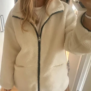 Teddy jacka❤️ - Jätte snygg jacka i nyskick, perfekt inför hösten/vintern. Storlek M men passar S-L beroende om man vill ha den oversize❤️Skriv annars för frågor!!