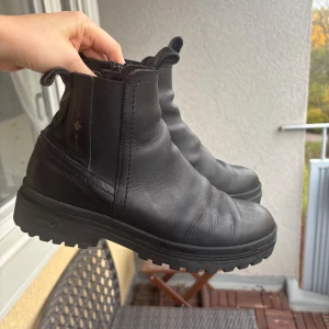 Canada snow boots - Mount Verdi Boots Black. Trendiga och mysiga på hösten, vintern och våren, fodrade. Använda endast ett par gånger pga för stora för mig. Nypris 1900. Bara att skriva om du har några frågor! 😊