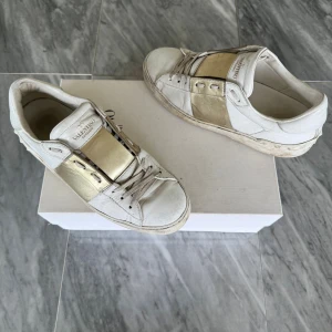 Valentino skor - Valentino Open - Skick: Bra skick - Tillbehör: Valentino kort - Nypris: 6000kr - TrendWardrobe