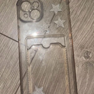 iPhone 15 plus skal  - Skalet är i gott skick utan synliga repor eller sprickor. Perfekt för dig som vill skydda din telefon och samtidigt ha plats för kort.