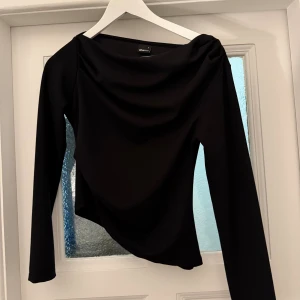 Svart blus  - Svart blus från Gina Tricot, i storlek S💕Den är använd 1 gång så den är nyskick