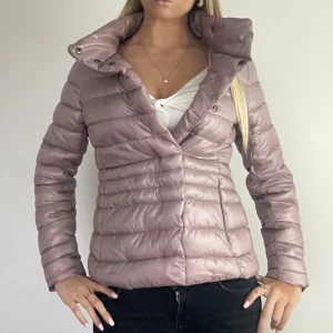 Lila Herno liknande jacka  - FÖLJ FÖR LIKNANDE😍 Lila Herno liknande jacka som är perfekt till höst och vinter! Storlek XS i perfekt skick! Tryck köp nu! LTK-0001