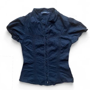 y2k vintage blus kortärmad topp goth - söt kortärmad skjorta med detaljer. Strl S. 