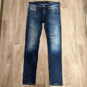 Replay Anbass Hyperflex Jeans Mörkblå W31 L34 - Sjukt feta mörkblåa Replay Anbass Hyperflex Jeans med sjuk fade/tvätt i storlek W31/L34. Mått: Midja - 42,5cm, Benlängd: 109,5cm. Hör av dig vid funderingar!