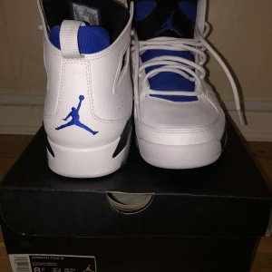  Jordan sneakers vit/blå  - Säljer ett par helt nya Jordan sneakers hyper blue white och  med svarta detaljer. Skorna har klassisk hög siluett, snörning och den ikoniska Jumpman-loggan broderad på hälen. Säljer eftersom fick fel storlek. 