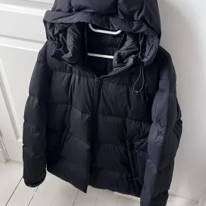 J.lindeberg dunjacka  - J.lindeberg dunjacka storlek L. Modellen är 180 cm 75 kg! Inga större defekter som håll eller något sånt✌️. Väldigt bra jacka med många detaljer. Väldigt varm perfekt för när det blir minus grader 