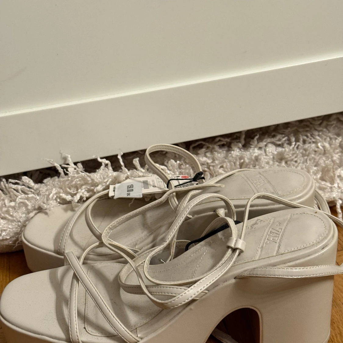 Vita platåsandaler med klack från Zara - 1