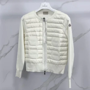 Moncler jacka - Alla etiketter finns  S-M